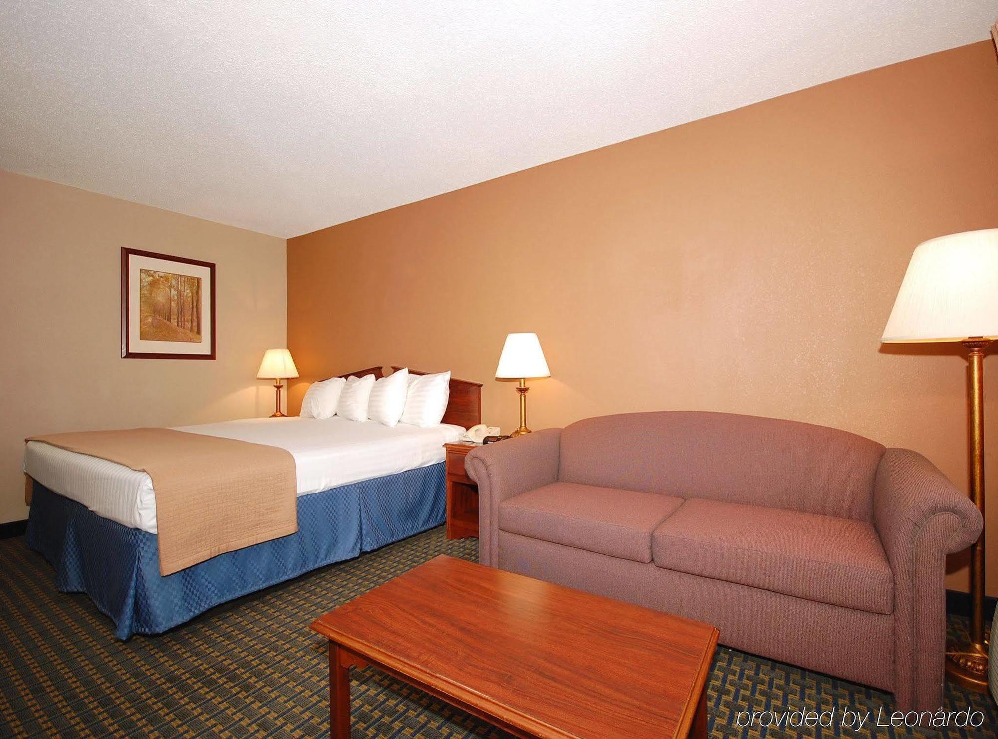 Hotel Magnuson Red Baron Garden City