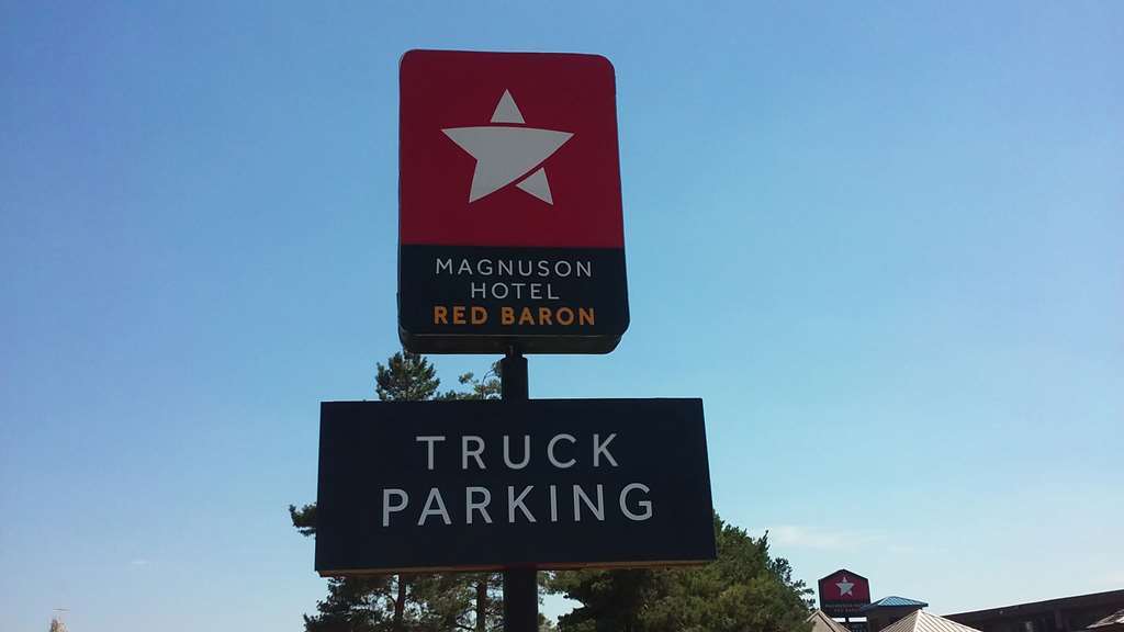 Hotel Magnuson Red Baron Garden City